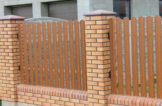 Забор из евроштакетника с рисунком дерево 1,5